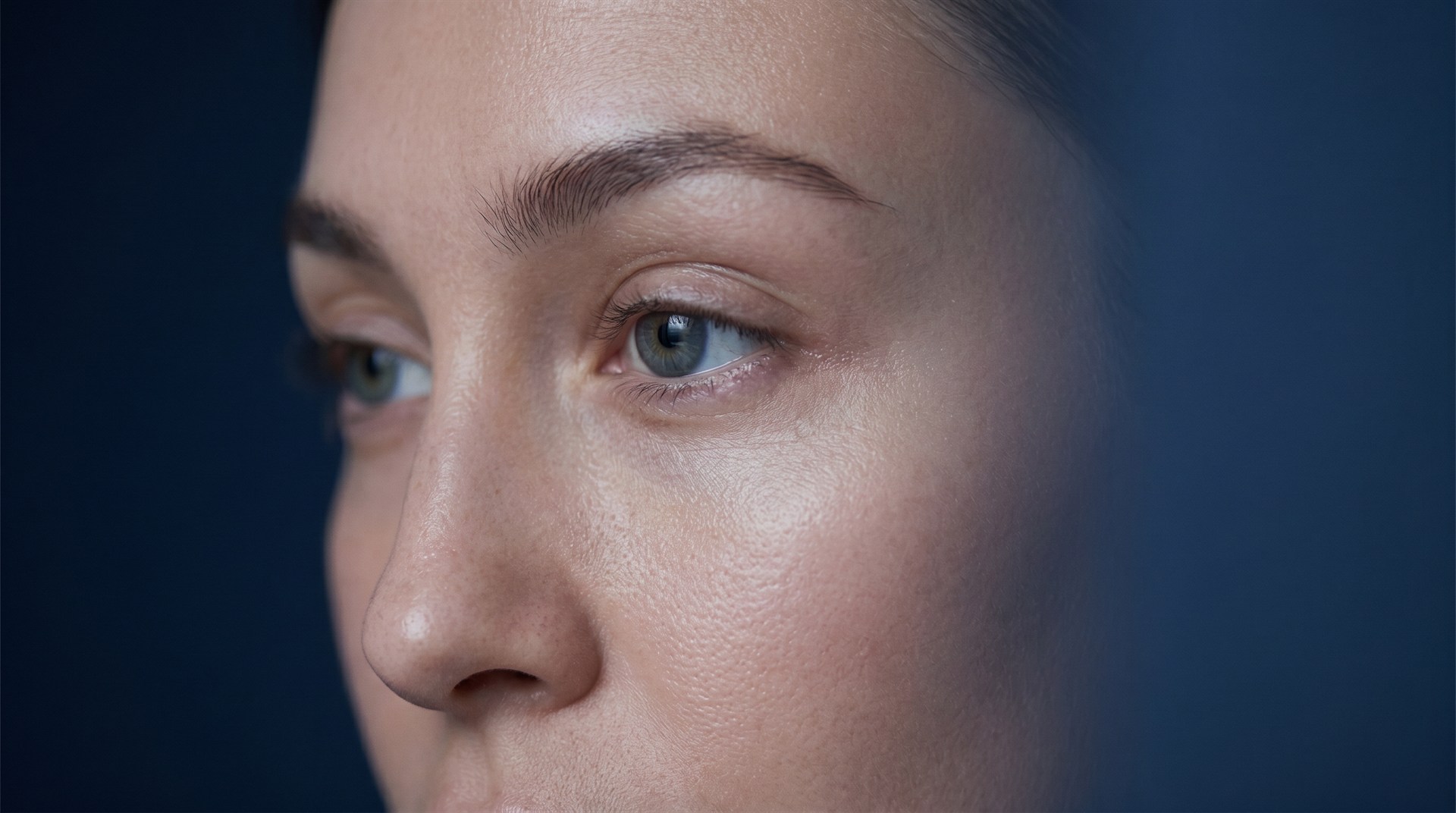 Tränenrinne mit Hyaluron unterspritzen: feine Korrektur unter dem Auge